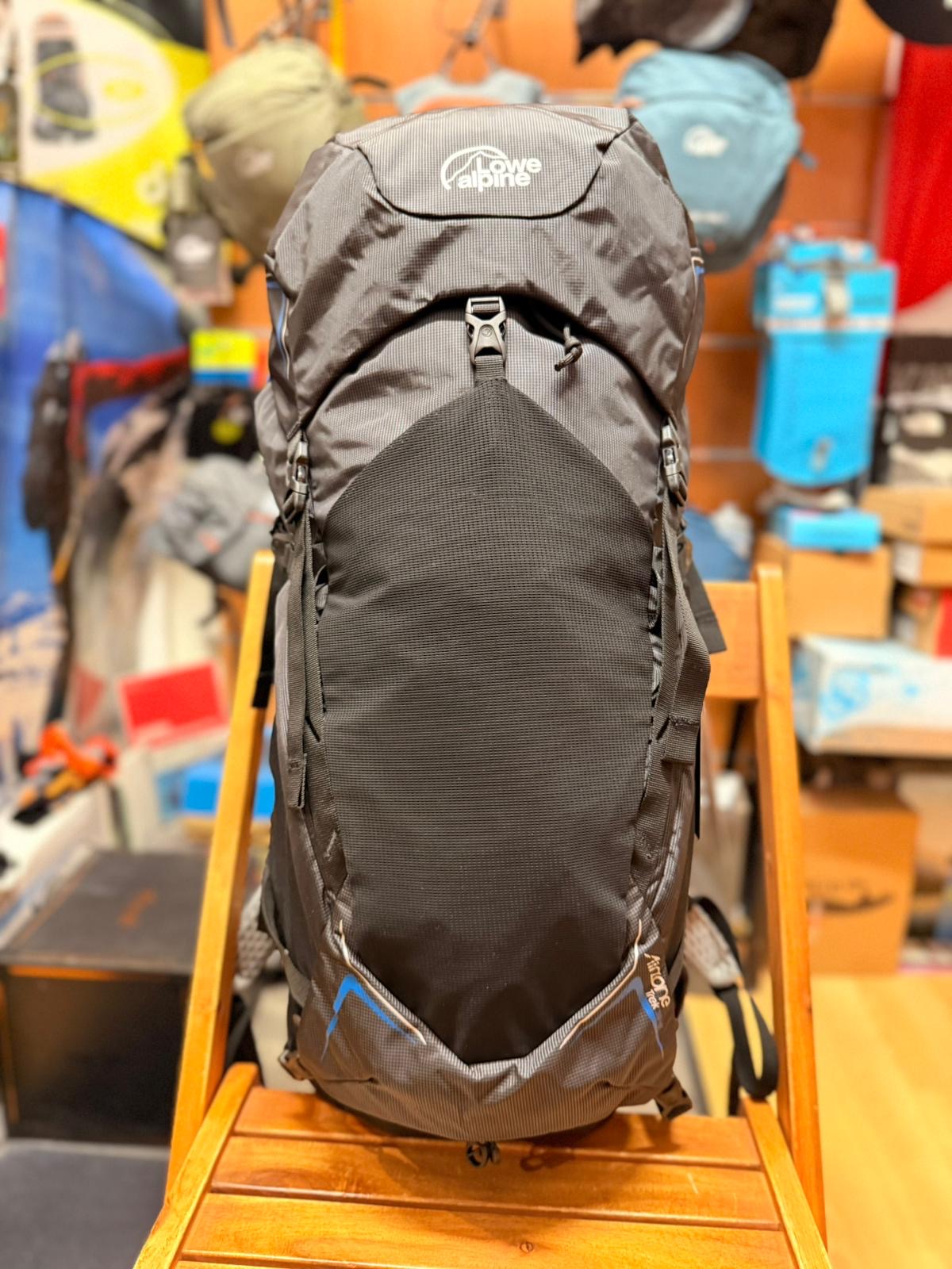 Sac de randonnée gris en boutique